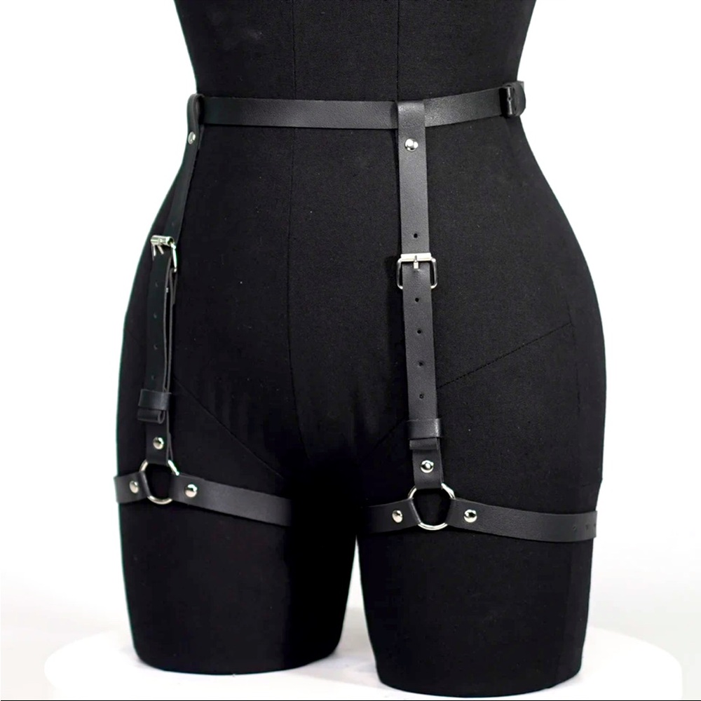 Totally adjustable One size waist and thigh harness. Perfect for Festive wear!